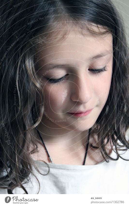 Mädchen 1 Mensch 8-13 Jahre Kind Kindheit Schmuck anketten brünett langhaarig Locken Blick ästhetisch trendy einzigartig natürlich Neugier braun schwarz weiß