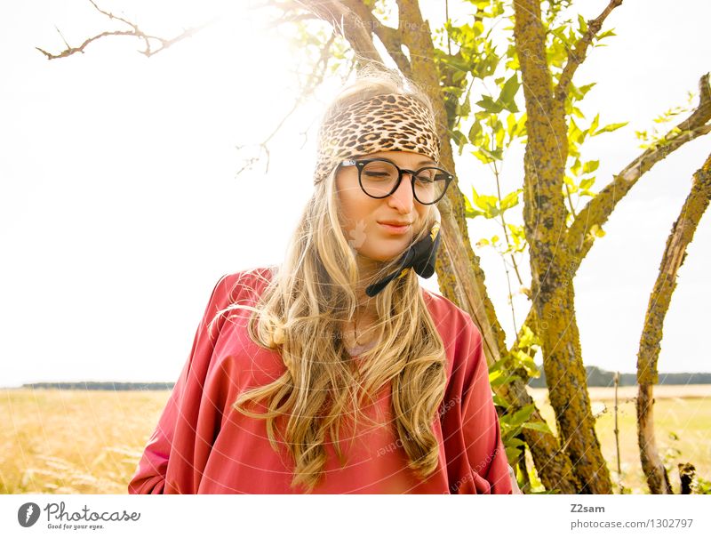 Hey, hey Hippie! Stil feminin Junge Frau Jugendliche 1 Mensch 18-30 Jahre Erwachsene Natur Horizont Schönes Wetter Baum Mode Brille Kopftuch blond langhaarig