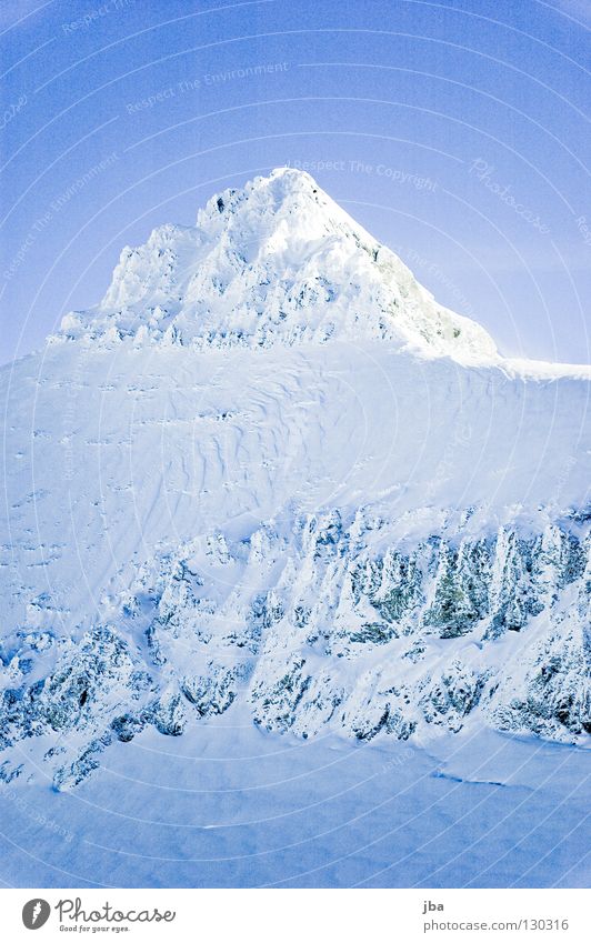verschneiter schöner Gipfel Seite Berghang weiß steil steinig Gletscher Schnee Bergsteigen Ferien & Urlaub & Reisen Skitour Skigebiet Berge u. Gebirge Spitze