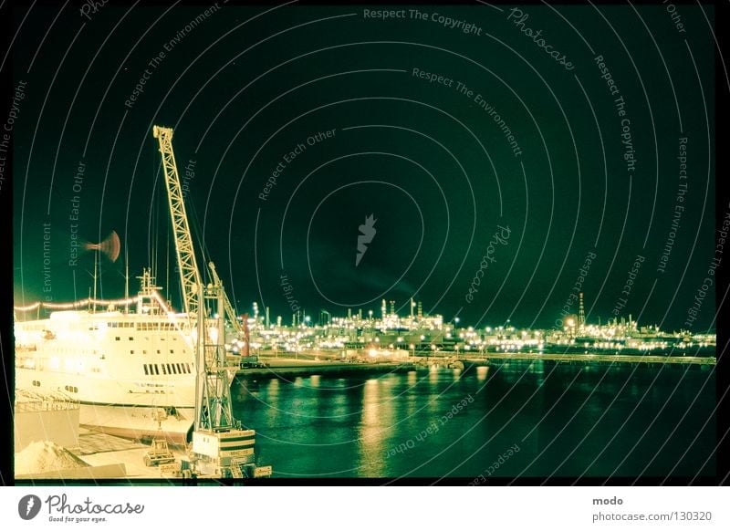 silent sea Italien Nacht Genua Langzeitbelichtung Fähre Seemann Kapitän Licht Meer Wasserfahrzeug Kran Reflexion & Spiegelung Genova Hafen Beleuchtung