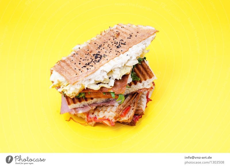 Sandwiches Belegtes Brot Snack Toastbrot Werkstatt Blitzlichtaufnahme Farbe Speise Gesunde Ernährung Essen Foodfotografie Mahlzeit graphisch lecker herzhaft