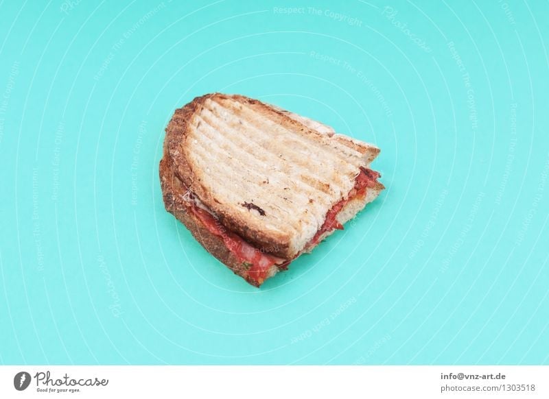Sandwich Belegtes Brot Snack Toastbrot Werkstatt Blitzlichtaufnahme mehrfarbig Speise Essen Foodfotografie Mahlzeit graphisch lecker herzhaft Geschmackssinn
