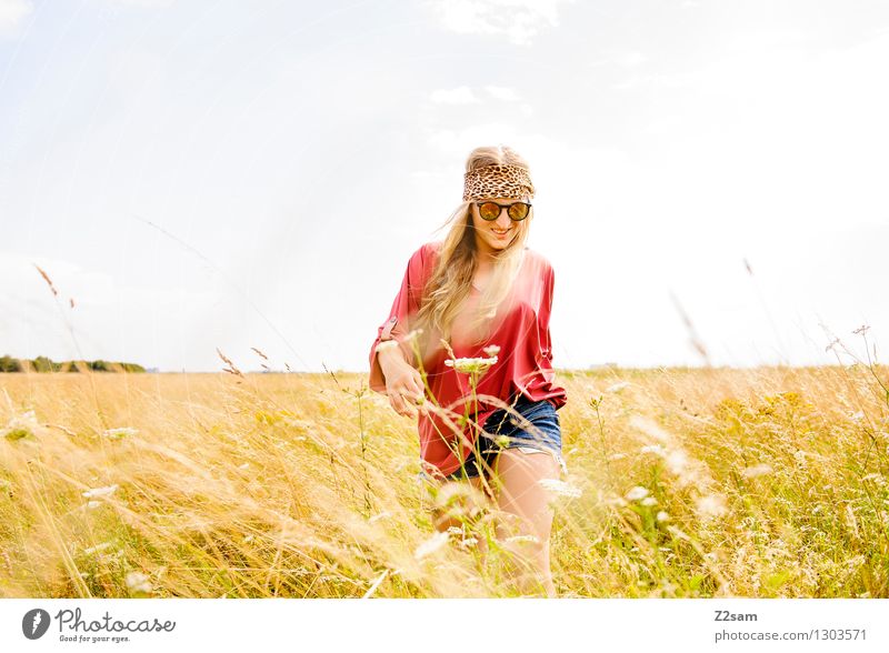 Revival Lifestyle elegant Stil Ferien & Urlaub & Reisen feminin Junge Frau Jugendliche 18-30 Jahre Erwachsene Natur Landschaft Sommer Schönes Wetter Gras Wiese