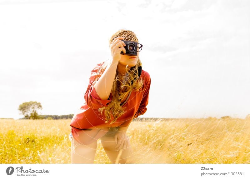 Auf Safari Lifestyle Stil schön Fotografieren Sommer Junge Frau Jugendliche 18-30 Jahre Erwachsene Natur Landschaft Schönes Wetter Pflanze Gras Wiese Bluse