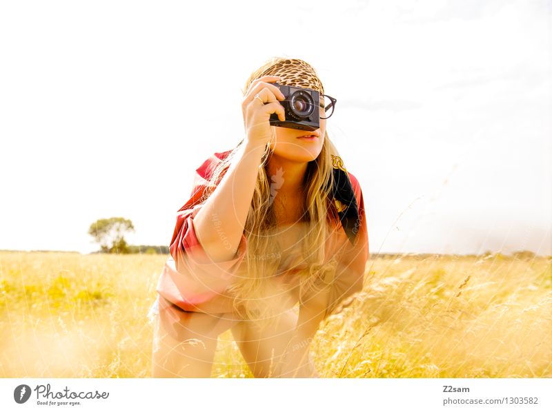 Auf der Pirsch Lifestyle elegant Stil Freizeit & Hobby Fotokamera feminin Junge Frau Jugendliche 18-30 Jahre Erwachsene Landschaft Sommer Schönes Wetter Gras