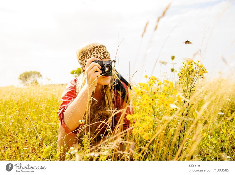 Lena forscht Lifestyle elegant Stil Fotografieren feminin Junge Frau Jugendliche 18-30 Jahre Erwachsene Natur Landschaft Sonne Sommer Schönes Wetter Gras