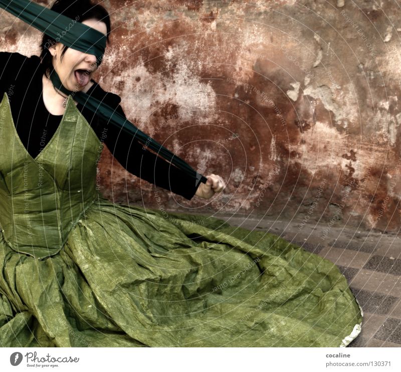 Prinzessin auf Abwegen Frau grün rot Wand mehrfarbig Schal Verbundenheit Kleid schreien befreien Verzweiflung Wut Ballkleid schön wahrnehmen Stimmung gefährlich