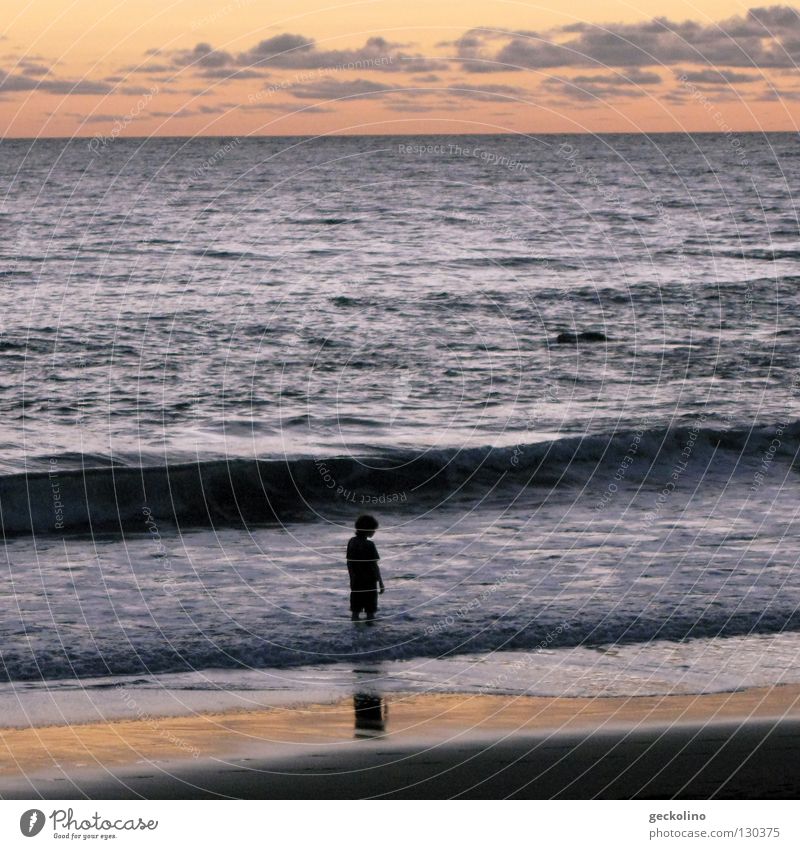 Das Kind und das Meer Sonnenuntergang Wellen Abenddämmerung Einsamkeit Wolken Strand Ferien & Urlaub & Reisen frei nass Sommer Silhouette Wasser Meeresrauschen