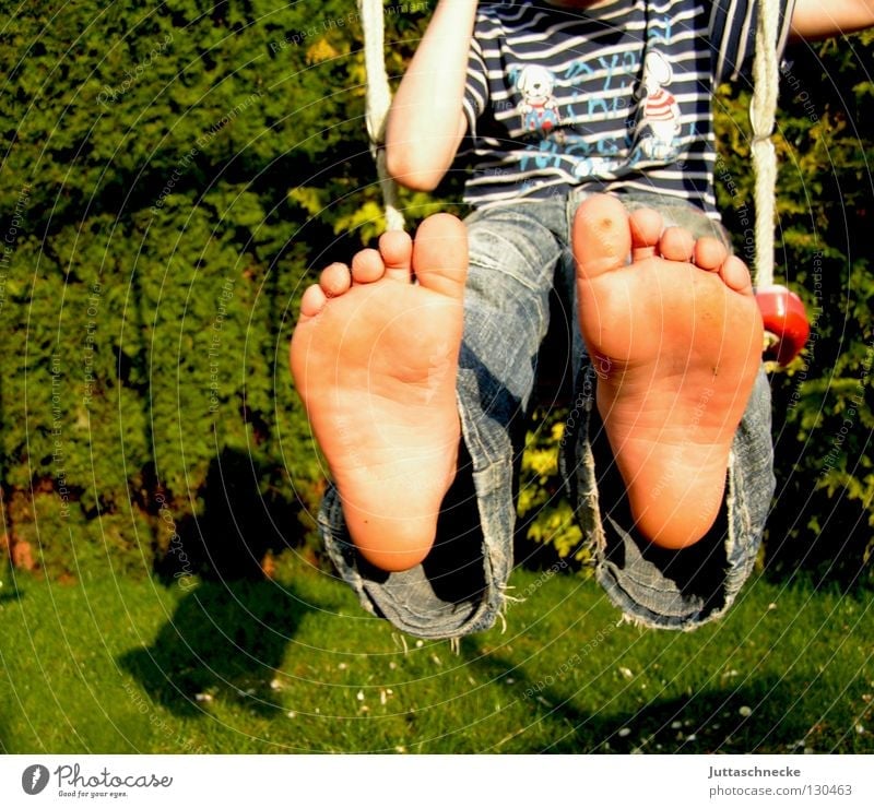 Zeigt her eure Füße.... Zehen Junge Kind Spielen Schaukel genießen Lebensfreude Fußsohle Schuhsohle Freude Käsefüße Juttaschnecke blau frei Freiheit Jeanshose