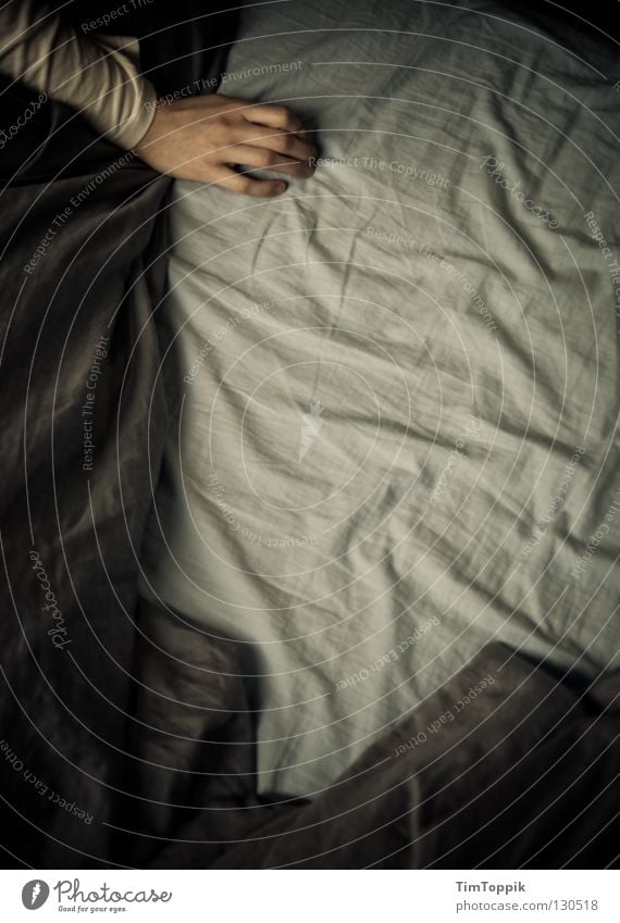 Wo bist du? Bett Bettdecke Bettlaken schlafen Hand Einsamkeit Bettwäsche aufstehen Suche Schlafzimmer Sehnsucht Partnerschaft Wochenende Partnersuche Mensch