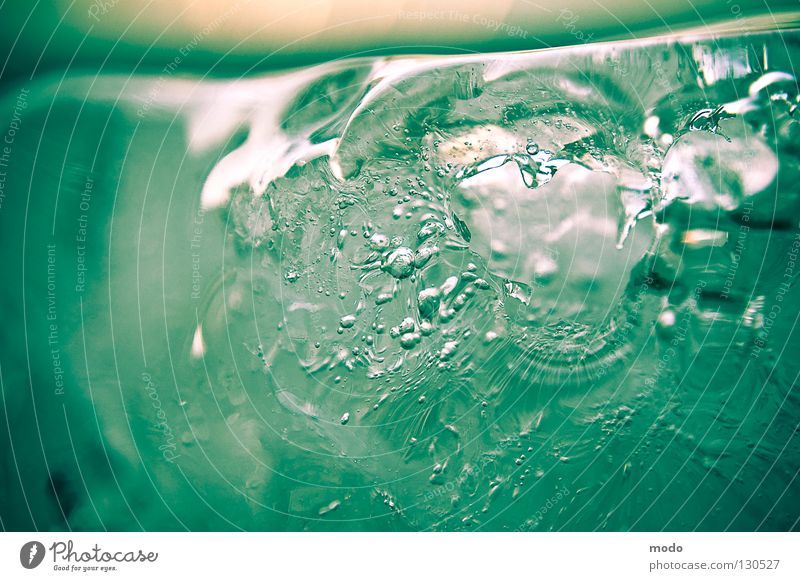 Frozen Bubbles IV kalt grün Luft Eis hart Licht glänzend Luftblase Ewigkeit Klarheit fließen Vergänglichkeit schmelzen Makroaufnahme Nahaufnahme Wasser blasen