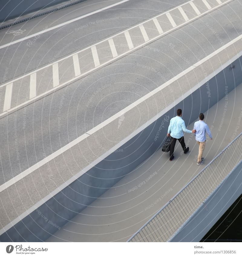 Zwei befreundete Männer, eine Brücke überquerend maskulin 2 Mensch Geländer Verkehr Verkehrswege Personenverkehr Autofahren Straße Wege & Pfade Teer Asphalt