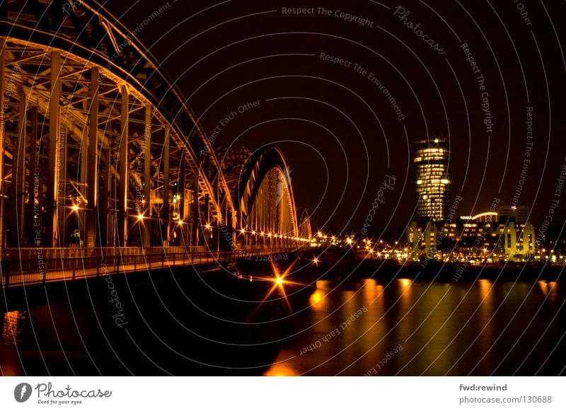 Köln mal anders Licht Nacht Stadt Langzeitbelichtung Nachtaufnahme gelb Hochhaus Stahl Eisenbahn Brücke triangletower Skyline gold Rhein Wasser refklektion
