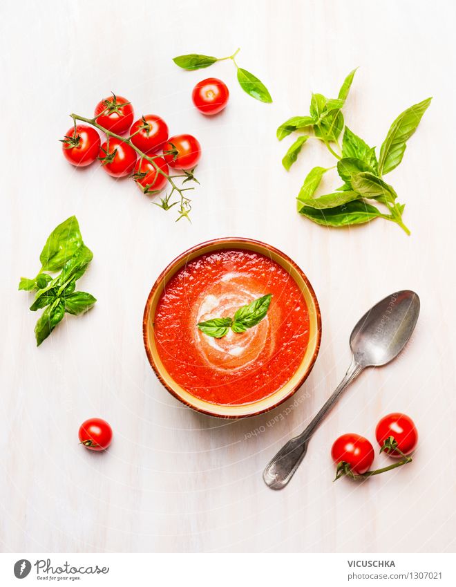 Frische Tomatensuppe mit Zutaten Lebensmittel Gemüse Kräuter & Gewürze Ernährung Mittagessen Abendessen Festessen Bioprodukte Vegetarische Ernährung Diät