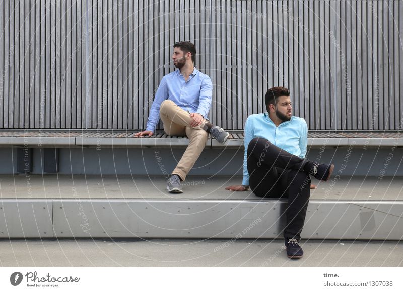 Zwei Männer, auf einer Straßenbank sitzend in entgegengesetzte Richtungen schauend maskulin 2 Mensch Brücke Bauwerk Bank Hemd Hose brünett kurzhaarig Vollbart