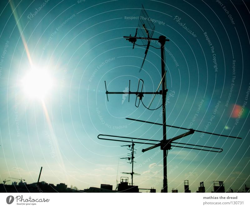 SONNENANBETER Dach Haus Gebäude Antenne Wellen Frequenz verzweigt Funktechnik Radiowellen streben Abgas Luft heizen Sommer Sonnenstrahlen Licht schön Wolken