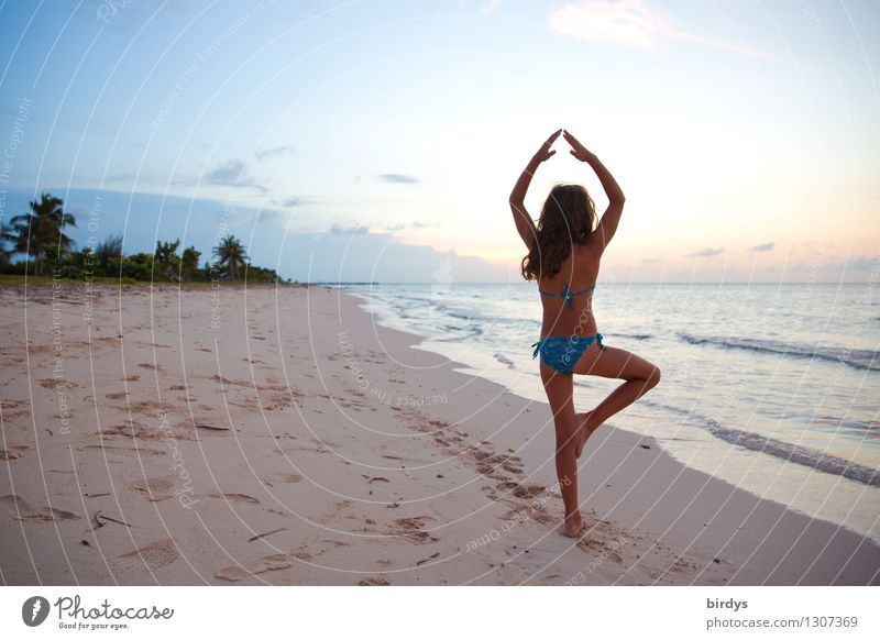 Yoga elegant exotisch Körper Gesundheit harmonisch Sinnesorgane ruhig Meditation Sommer Mädchen 1 Mensch 8-13 Jahre Kind Kindheit Sand Himmel Sonnenaufgang