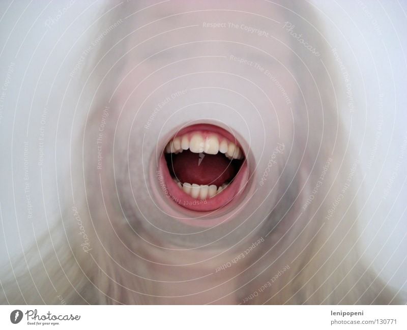 Nachschlag! Tunnel Richtung Zahnfleisch rund Porträt verrückt Megaphon laut Stimme sprechen hören Lautsprecher Lippen rot Kommunizieren Mund Glas Flucht Zunge