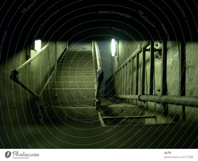 Schicht im Schacht Nacht dunkel Gitter Architektur Leiter Treppe