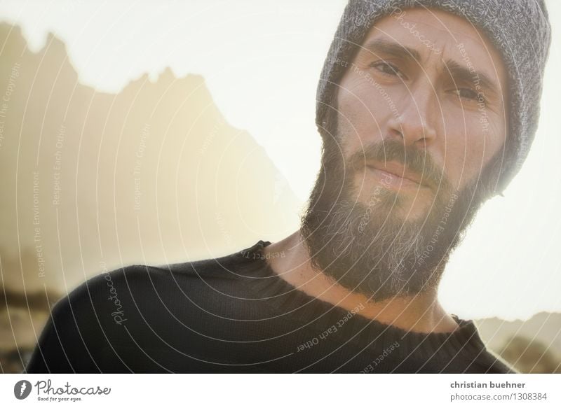 Portrait eines Mannes im Sonnenuntergang mit bart Erwachsene Gesicht 1 Mensch 30-45 Jahre Natur Berge u. Gebirge Mütze Vollbart Denken Blick eckig selbstbewußt