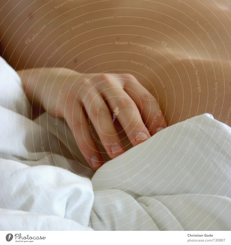 Schlafehändchen Hand Gefühle Finger lang Hüfte Oberschenkel nackt Bett schlafen Erholung Bettdecke weich weiß Falte Nagel kurz geschnitten Fingernagel
