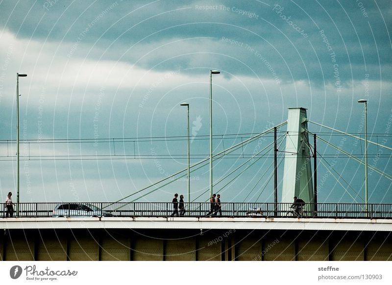 Flussüberquerung Fußgänger Arbeit & Erwerbstätigkeit Köln Laterne Wolken streben Hängebrücke Brücke Mensch PKW Rhein Gewitter Flucht