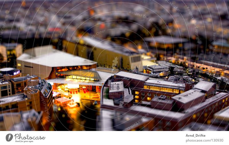 Mini-Berlin IV Stadt Wolken Haus nass Dach Hochhaus Tilt-Shift klein Miniatur Vogelperspektive Nacht Verkehrswege modern Regen Himmel Straße Hauptstadt Wetter