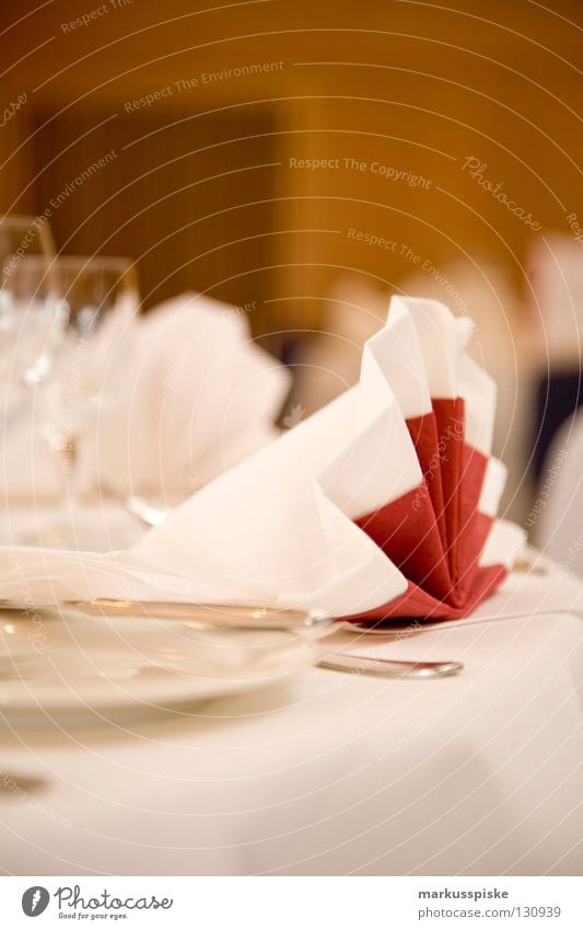 festlich Tisch Gedeck reserviert Jubiläum Teller Gabel Löffel Büffet Serviette weiß rot Stil Seite Ernährung Mahlzeit Restaurant Saal Dekoration & Verzierung