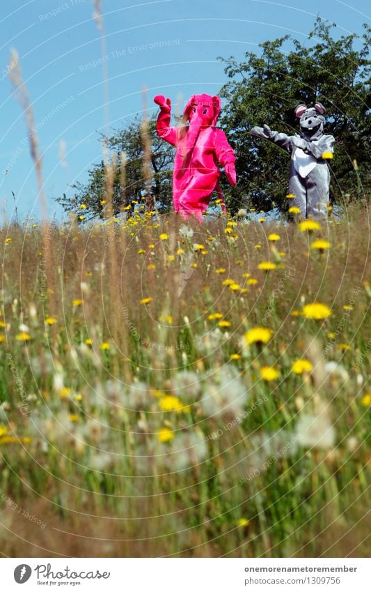 catch me if Kunst Kunstwerk ästhetisch Elefant Maus Kostüm Jagd fangen Spielen Freude rosa grau Wiese kindisch seltsam laufen Außenaufnahme spaßig Spaßvogel