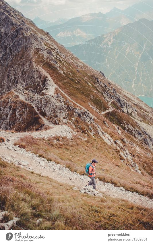 Junge, der in den Tatra-Bergen wandert Lifestyle Ferien & Urlaub & Reisen Ausflug Abenteuer Freiheit Sommer Sommerurlaub Berge u. Gebirge wandern Junger Mann