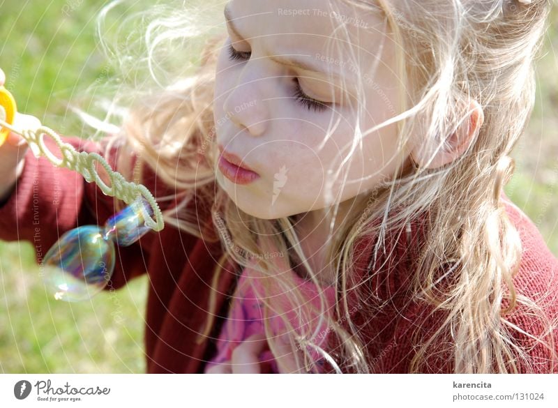 Seifenblasen träumen Sehnsucht Mädchen verträumt schön bezaubernd Momentaufnahme Spielen Wachsamkeit Kind blond langhaarig Freizeit & Hobby Freizeitbekleidung