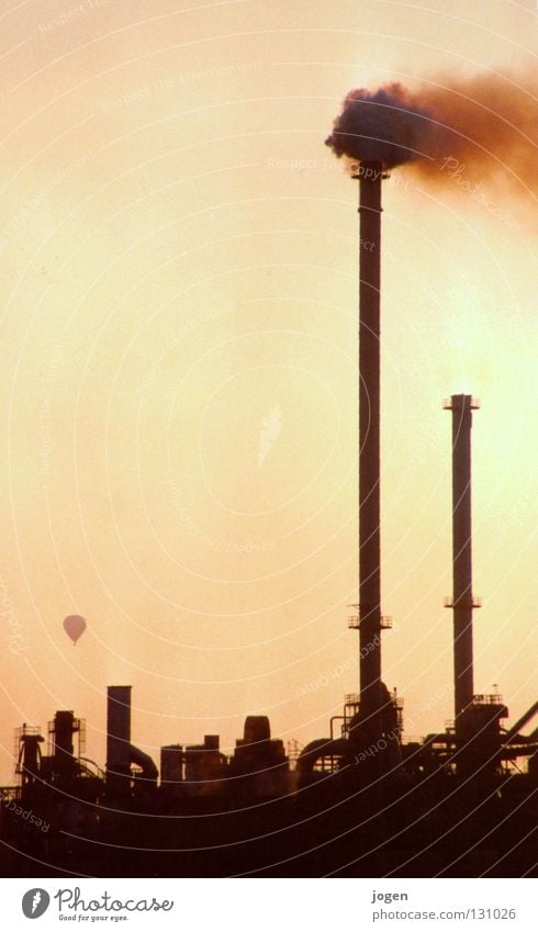 Heiße Luft Rauch Abend Duisburg Nordrhein-Westfalen Industrielandschaft Ruhrgebiet Abgas gelb Gegenlicht Sonnenuntergang Farbverlauf Industriekultur