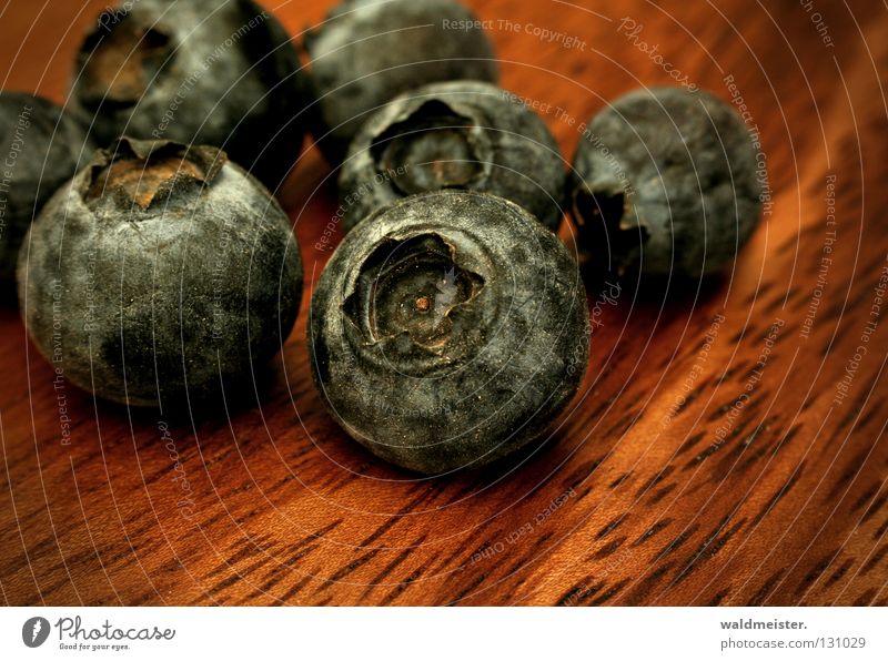 Heidelbeer 2 verschrumpelt eingetrocknet Ernährung Lebensmittel Holz Holzstruktur Frucht Vergänglichkeit Makroaufnahme Nahaufnahme Blaubeeren Kulturheidelbeeren