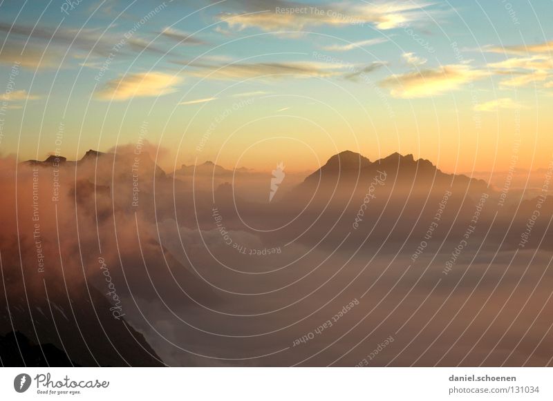 Weitblick zum Frühstück Sonnenuntergang Cirrus Licht Schweiz Berner Oberland wandern Bergsteigen Freizeit & Hobby Ausdauer Wolken Hochgebirge Sauberkeit Luft