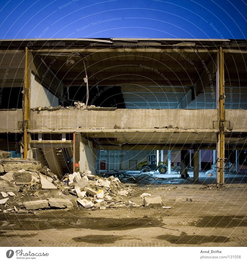 Kaputt Demontage Baustelle Gewerbegebiet zerstören Zerreißen Lagerhalle Gebäude Ruine Sanieren Renovieren Hochbau Verfall Zerstörung laut Krach Staub Müll