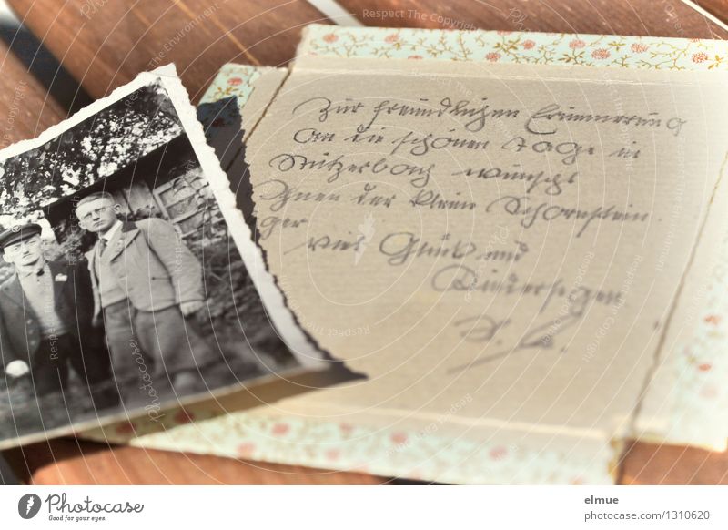 altes Papierbild liegt auf einem in altdeutsch handgeschriebenen Stück Papier Fotografie Karton Roman Erzählung Titelseite Vergangenheit historisch einzigartig
