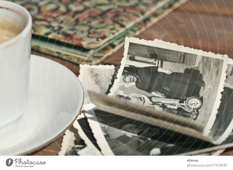 altes Poesiealbum , alte Papierbilder und eine kleine Tasse auf einem Holztisch Espresso Fotoalbum Fotografie Roman Erzählung historisch einzigartig