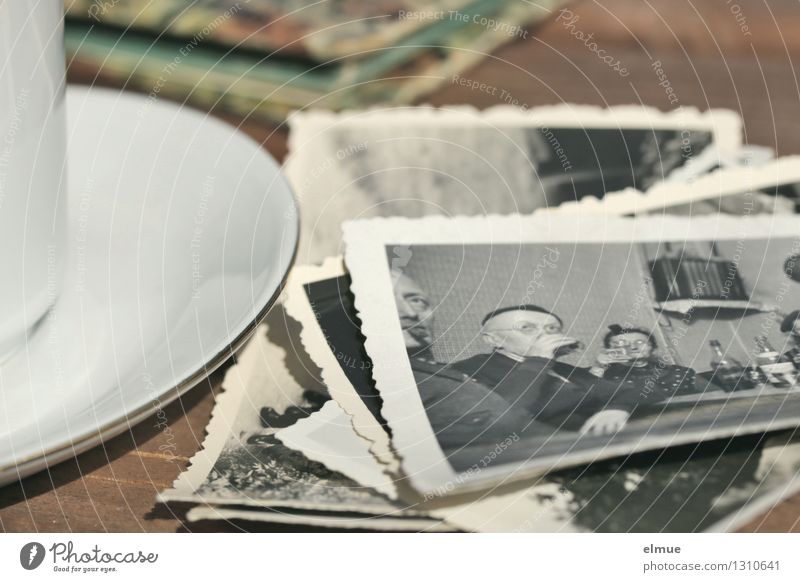 altes Poesiealbum , alte Papierbilder und eine kleine Tasse auf einem Holztisch Roman Fotoalbum Fotografie Nostalgie historisch einzigartig Originalität dankbar