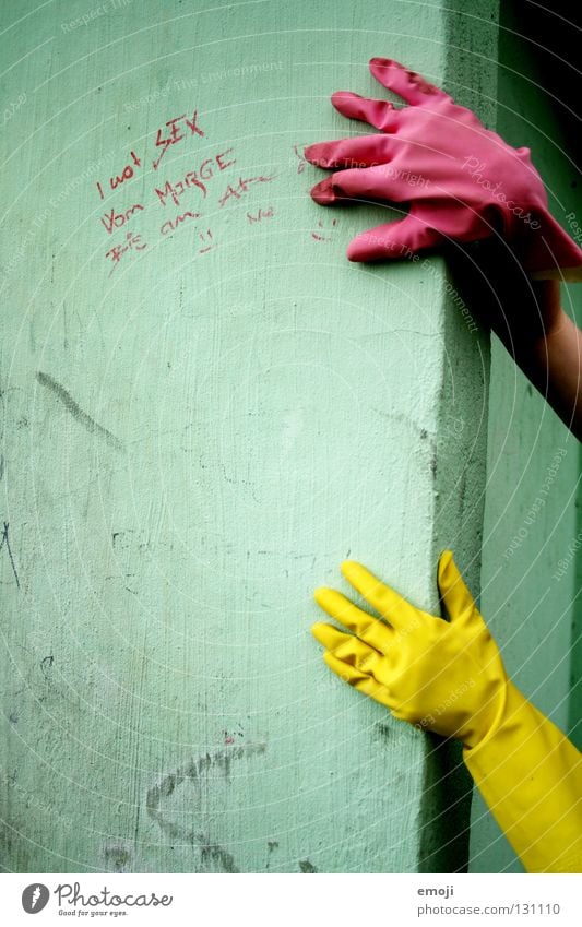 Handschuhe Gummi rosa gelb knallig Rauschmittel türkis Wand beschrieben dreckig Reinigen edel skurril seltsam Karneval obskur Finger bedrohlich Detailaufnahme