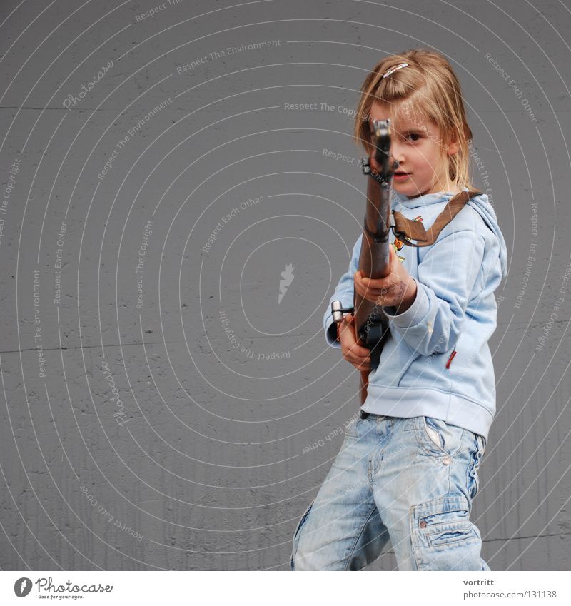 treffsicher Kind Mädchen Gewehr Schußwaffen Krieg Feindschaft Spielen authentisch Gefecht zielen schießen Unfall Dekadenz Dieb Untergrund Guerilla