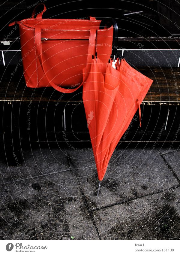 Regen Tasche Handtasche Regenschirm rot Leder Straßencafé Café Bürgersteig Arbeitsweg Freizeit & Hobby Morgen Bekleidung Bank Hamburger Frühstück