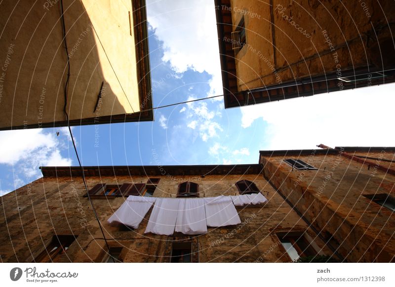 aufgehängt Himmel Sommer Schönes Wetter Wäsche Handtuch Italien Toskana Stadt Stadtzentrum Altstadt Menschenleer Haus Traumhaus Platz Bauwerk Gebäude