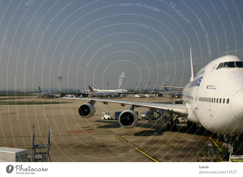 airport Paris Luftverkehr Flughafen Passagierflugzeug Düsenflugzeug Textfreiraum oben Rollfeld Bildausschnitt Anschnitt Tragfläche Triebwerke