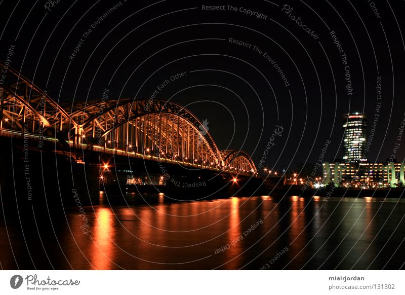 Köln vom andern Ufer Nachtaufnahme Langzeitbelichtung Licht Eisenbahn Brücke Landschaft Rhein Wasser Fluss Köln-Deutz Triangeltower