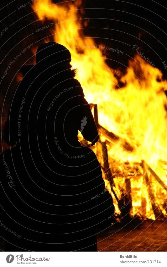 Eingeheizt! Mann Brand Ostern Panik verwüstet verloren dunkel anzünden Physik heiß Angst Freude Flamme verschmort brennen hell Wärme verkohlt