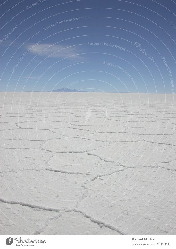 Salar de Uyuni (Salzsee von Uyuni) Bolivien Ödland Einsamkeit Südamerika Salzwüste weiß Wolken Kruste trocken leer salzig verdursten Dürre Sediment heiß