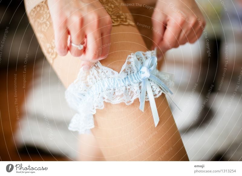 Strumpfband feminin Frau Erwachsene Haut Hand Beine 1 Mensch 18-30 Jahre Jugendliche Strümpfe Strumpfhose Accessoire blau Tradition Braut Hochzeit Ritual