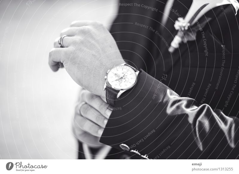 Schmuckstück maskulin Hand 1 Mensch Accessoire Armbanduhr Coolness trendy Bräutigam teuer Kostbarkeit Schwarzweißfoto Außenaufnahme Detailaufnahme