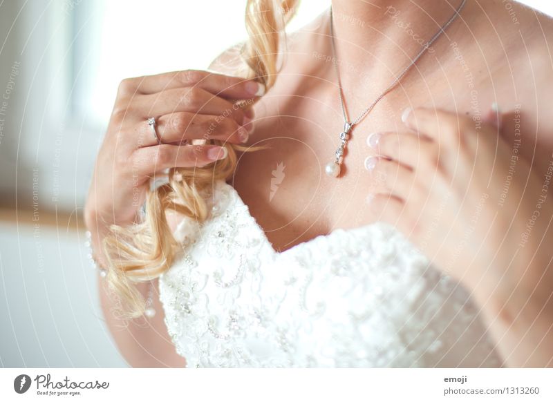 Schmuck Kleid Accessoire Halskette Brautkleid blond Locken schön weiß Kostbarkeit teuer Farbfoto Innenaufnahme Nahaufnahme Detailaufnahme Tag