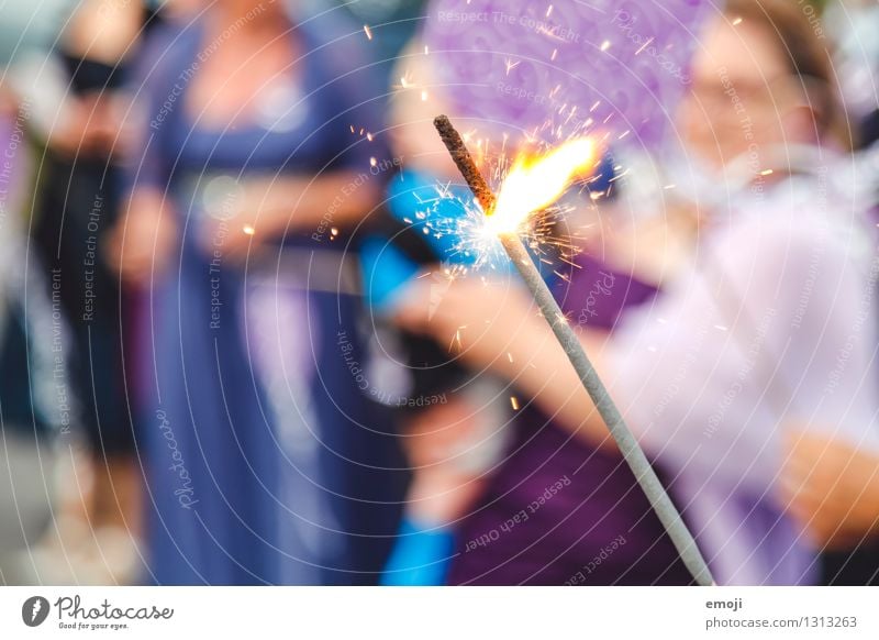Gefunkel Veranstaltung Party Feste & Feiern Dekoration & Verzierung Kerze Kitsch Krimskrams Wunderkerze außergewöhnlich violett glänzend Funken Flamme Farbfoto